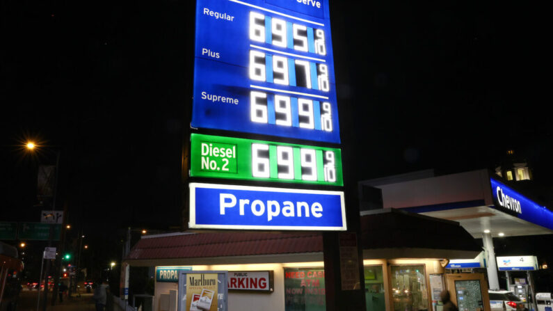 Los altos precios de la gasolina se muestran en una estación de Chevron en el centro de Los Ángeles, California, el 7 de marzo de 2022. (Mario Tama/Getty Images)
