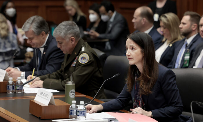 La directora de Inteligencia Nacional, Avril Haines, habla durante una audiencia del Comité de Inteligencia de la Cámara, en el edificio de oficinas Rayburn House, en Washington, el 8 de marzo de 2022. (Anna Moneymaker/Getty Images)
