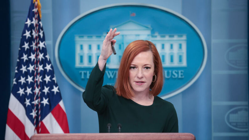La secretaria de prensa de la Casa Blanca, Jen Psaki, responde a preguntas durante la sesión informativa diaria el 10 de marzo de 2022 en Washington, DC. (Win McNamee/Getty Images)
