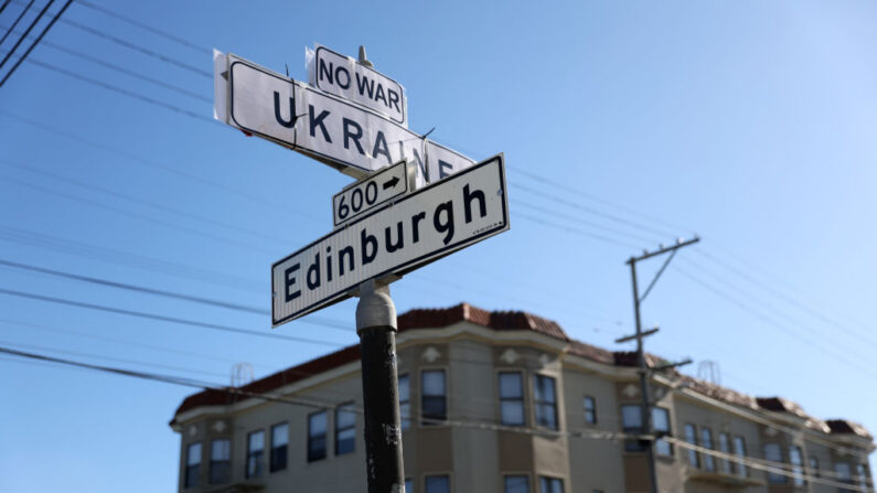 Un cartel de papel con "Ucrania" cubre la señal de la calle Russia Avenue el 09 de marzo de 2022 en San Francisco, California. (Justin Sullivan/Getty Images)