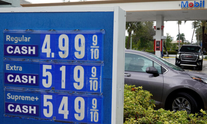 Un letrero muestra el precio por galón de combustible en una foto de archivo de marzo de 2022. (Joe Raedle/Getty Images)