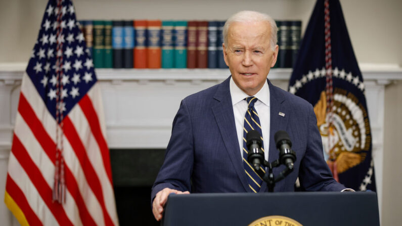 El presidente Joe Biden anuncia nuevas sanciones económicas contra Rusia, en la Casa Blanca, el 11 de marzo de 2022. (Chip Somodevilla/Getty Images)