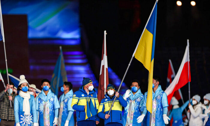 Vitalii Lukianenko, del equipo de Ucrania, ondea la bandera de su país durante la ceremonia de clausura el noveno día de los Juegos Paralímpicos de Invierno de Beijing 2022, en el Estadio Nacional de Beijing, China, el 13 de marzo de 2022. (Yifan Ding/Getty Images para el Comité Paralímpico Internacional)

