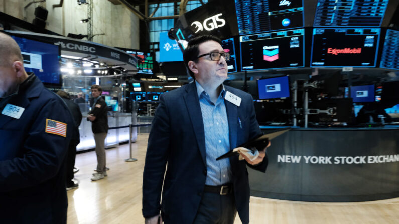 Los operadores trabajan en el parqué de la Bolsa de Nueva York (NYSE) el 16 de marzo de 2022 en la ciudad de Nueva York. (Spencer Platt/Getty Images)