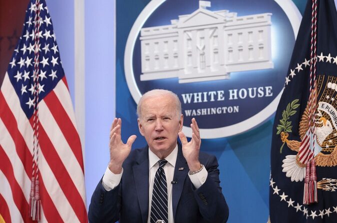 El presidente de los Estados Unidos, Joe Biden, habla sobre la nueva agencia de investigación sanitaria, ARPA-H, durante un acto en el complejo de la Casa Blanca el 18 de marzo de 2022 en Washington, DC. (Win McNamee/Getty Images)