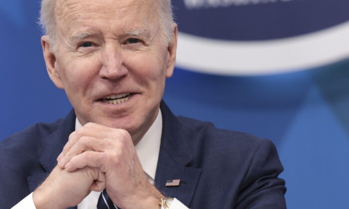 El presidente de Estados Unidos, Joe Biden, habla durante un evento en el complejo de la Casa Blanca en Washington, D.C. el 18 de marzo de 2022. (Win McNamee/Getty Images)