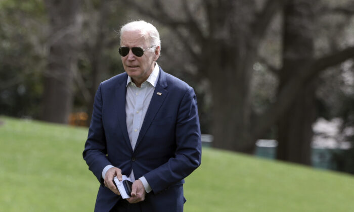 El presidente Joe Biden regresa a la Casa Blanca el 20 de marzo de 2022. (Kevin Dietsch/Getty Images)