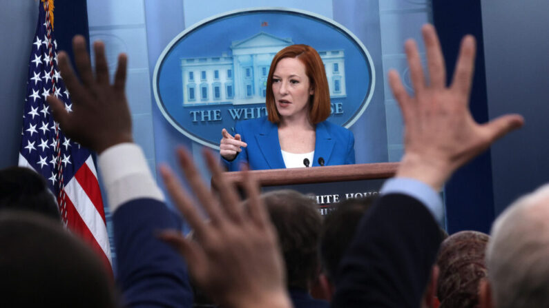 La secretaria de prensa de la Casa Blanca, Jen Psaki, responde a las preguntas durante una rueda de prensa en la Casa Blanca en Washington D.C. el 21 de marzo de 2022. (Alex Wong/Getty Images)