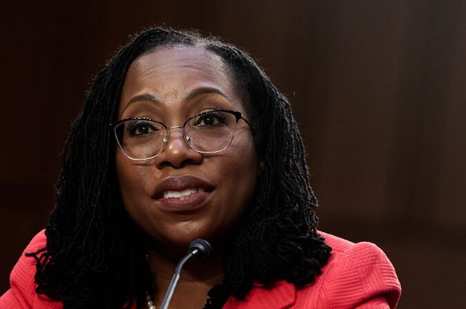 La jueza Ketanji Brown Jackson, candidata a la Corte Suprema de Estados Unidos, testifica durante su audiencia de confirmación ante el Comité Judicial del Senado en el Edificio Hart de Oficinas del Senado en el Capitolio, el 22 de marzo de 2022 en Washington, DC. (Anna Moneymaker/Getty Images)