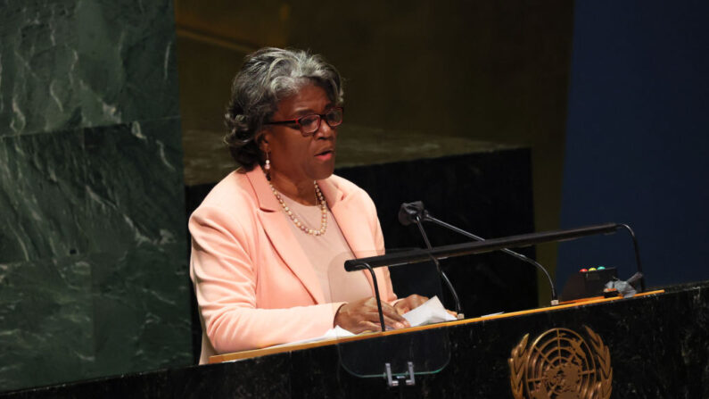 Linda Thomas-Greenfield, embajadora de los Estados Unidos ante las Naciones Unidas, se dirige a la Asamblea General de las Naciones Unidas durante una sesión especial en la sede de las Naciones Unidas el 23 de marzo de 2022 en la ciudad de Nueva York. (Michael M. Santiago/Getty Images)