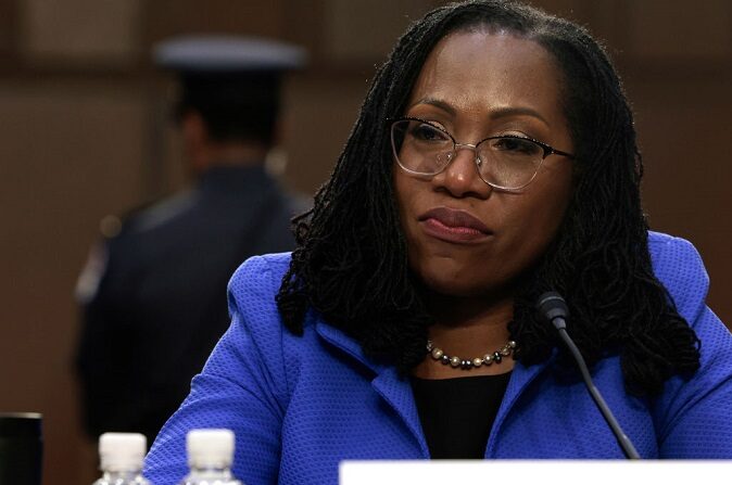 Mientras escucha hablar al senador estadounidense Cory Booker ( D-NJ), la jueza Ketanji Brown Jackson, nominada para la Corte Suprema, el 23 de marzo de 2022, en Washington, DC. (Anna Moneymaker/Getty Images)