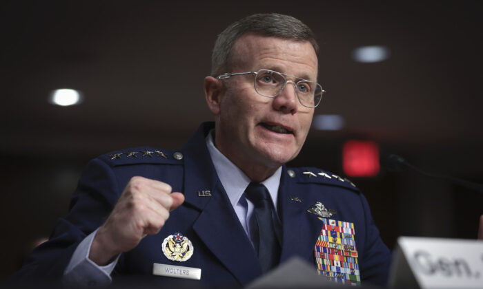 El general Tod Wolters, del Comando Europeo de Estados Unidos y Comandante Supremo Aliado de la OTAN en Europa, declara ante la Comisión de Servicios Armados del Senado en Washington, D.C. el 29 de marzo de 2022. (Win McNamee/Getty Images)