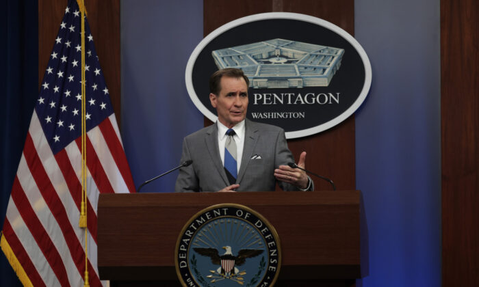 El secretario de prensa del Pentágono, John Kirby, habla durante una sesión informativa en el Pentágono en Arlington, Virginia, el 29 de marzo de 2022. (Alex Wong/Getty Images)