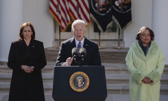 El presidente Joe Biden pronuncia comentarios, junto con la vicepresidente Kamala Harris y Michelle Duster, bisnieta de Ida B. Wells, después de firmar la HR 55, la “Ley Emmett Till Antilinchamiento” en el Rose Garden de la Casa Blanca, el 29 de marzo de 2022. (Anna Moneymaker/Getty Images)
