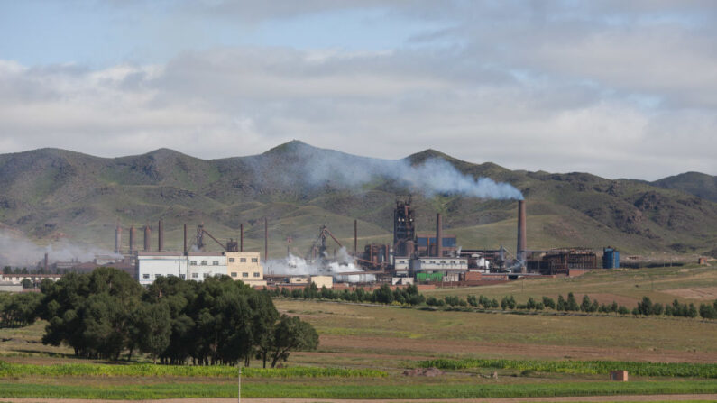 Una foto tomada el 20 de agosto de 2012 muestra una vista general de una refinería de tierras raras al norte de la ciudad mongola de Baotou. (Ed Jones/AFP vía Getty Images)