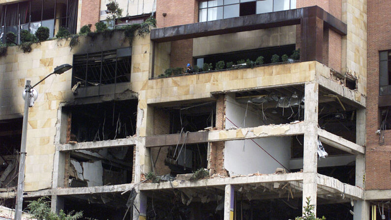 Frente del exclusivo club conocido como El Nogal el 8 de febrero de 2003 en Bogotá, Colombia. Un coche bomba explotó la noche del 7 de febrero, matando a más de 20 personas e hiriendo a más de un centenar. Fernando Arellán, quien fue miembro de las FARC, estuvo implicado en el atentado terrorista. (Carlos Villalón/Getty Images)