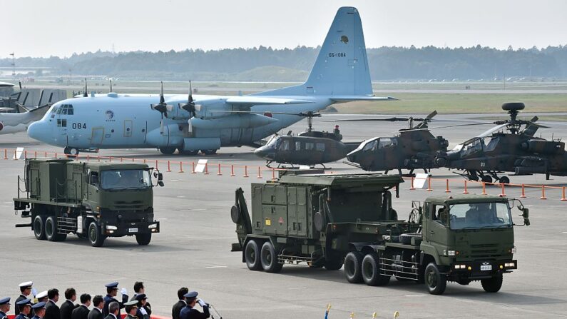 Las unidades de lanzamiento de misiles Patriot de la Fuerza de Autodefensa de Japón participan en una ceremonia de revisión aérea en la base aérea de Hyakuri en Omitama, prefectura de Ibaraki, el 26 de octubre de 2014. (Kazuhiro Nogi/AFP vía Getty Images)