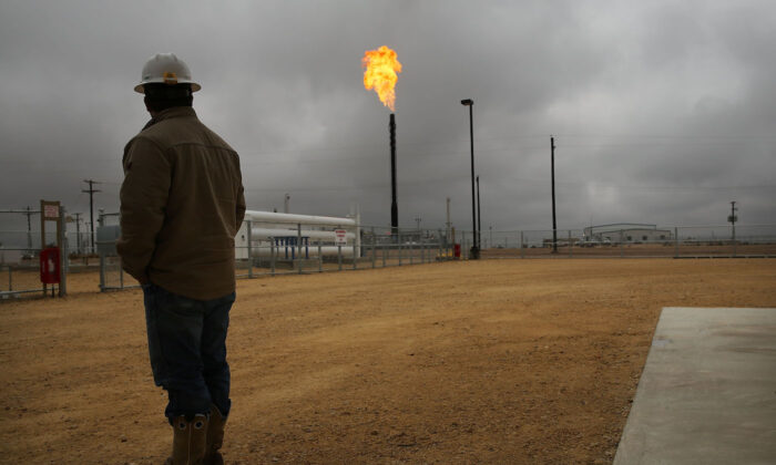 El gas natural de combustión se consume en las operaciones de Apache Corporations en la planta de gas natural de Deadwood en la cuenca del Pérmico, Garden City, Texas, el 5 de febrero de 2015. (Spencer Platt/Getty Images)