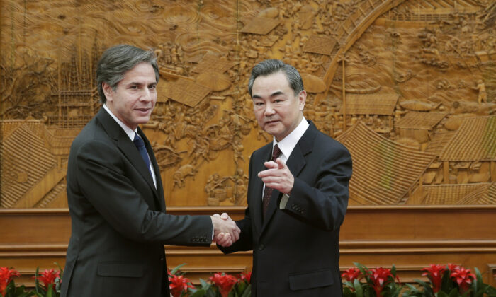 (Izq. a Der.) Antony Blinken, que entonces era el subsecretario de Estado de EE.UU., le da la mano al ministro de Relaciones Exteriores de China, Wang Yi, en el Hall de los Olivos, en Beijing, el 11 de febrero de 2015. (Andy Wong-Pool/Getty Images) 