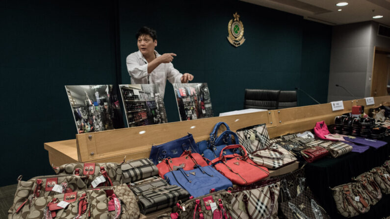 Se muestran productos de lujo falsificados durante una rueda de prensa tras una incautación récord en la sede de aduanas de Hong Kong el 6 de agosto de 2015. (Philippe Lopez/AFP vía Getty Images)