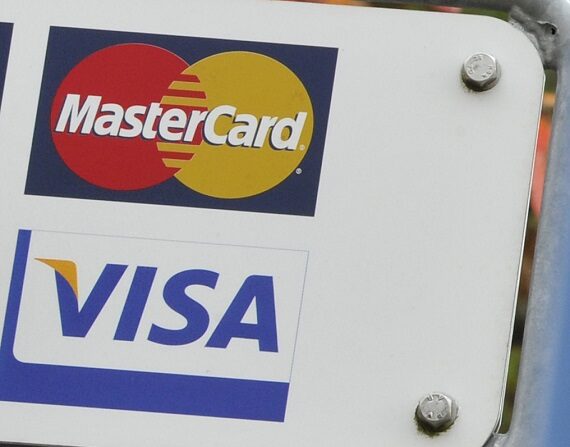 Un logotipo de la FIFA junto a un cartel de MasterCard y Visa en la entrada de la sede de la FIFA el 9 de octubre de 2015 en Zúrich, Suiza. (Harold Cunningham/Getty Images)