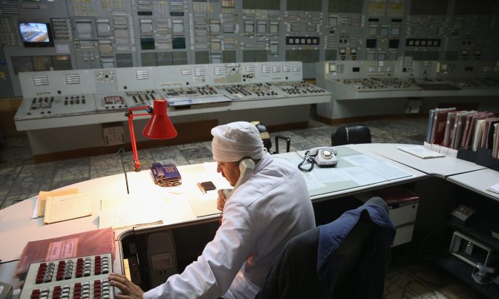 Un trabajador hace una llamada telefónica en la sala de control del reactor 2 dentro de la antigua central nuclear de Chernóbil, cerca de Chernóbil, Ucrania, el 29 de septiembre de 2015. (Sean Gallup/Getty Images)