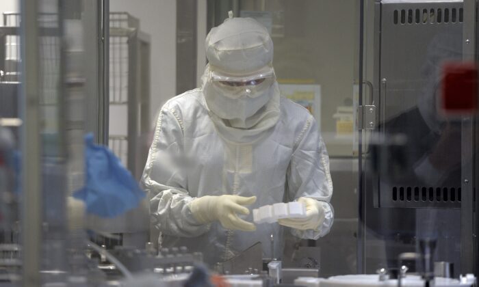 Un empleado trabaja en una unidad dedicada a la producción de dispositivos de insulina en la fábrica de la compañía farmacéutica estadounidense Eli Lilly en Fegersheim, al este de Francia, el 12 de octubre de 2015. (Frederick Florin/AFP vía Getty Images)