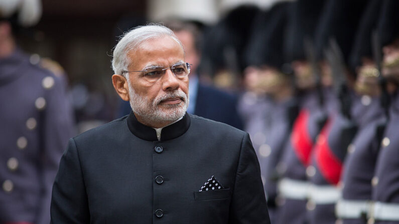  El primer ministro indio Narendra Modi inspecciona una guardia de honor el 12 de noviembre de 2015 en Londres, Inglaterra. (Rob Stothard/Getty Images)