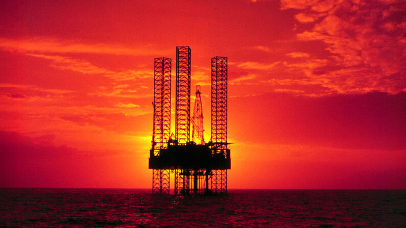 Esta imagen de archivo muestra una plataforma de perforación petrolera de PennzEnergy en el Golfo de México. (Getty Images)