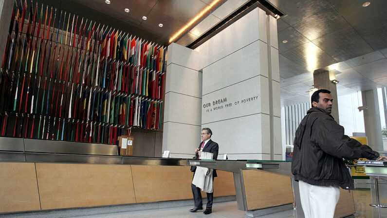 La gente camina por la entrada del edificio del Banco Mundial, el 3 de marzo de 2005, en Washington, D.C. (Joe Raedle/Getty Images)