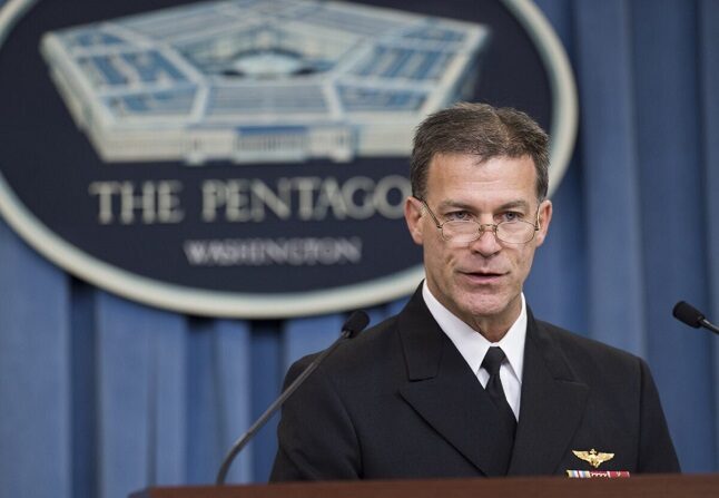 El vicealmirante John Aquilino, jefe adjunto de operaciones navales de Estados Unidos, habla sobre los resultados de una investigación sobre la detención a 10 miembros de la Marina estadounidense por parte de las fuerzas iraníes, durante una rueda de prensa en el Pentágono, en Washington, D.C., el 30 de junio de 2016. (SAUL LOEB/AFP vía Getty Images)