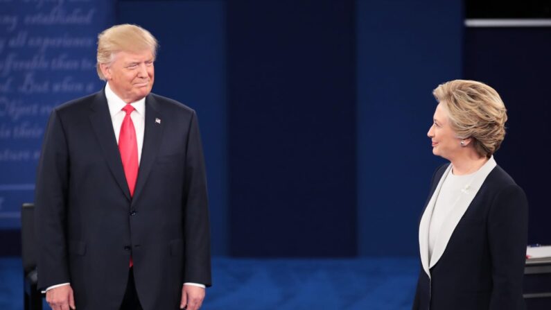 El candidato presidencial republicano Donald Trump (izq.) y la candidata presidencial demócrata Hillary Clinton durante el debate en el ayuntamiento en la Universidad de Washington en St. Louis, Missouri, el 9 de octubre de 2016. (Scott Olson/Getty Images)