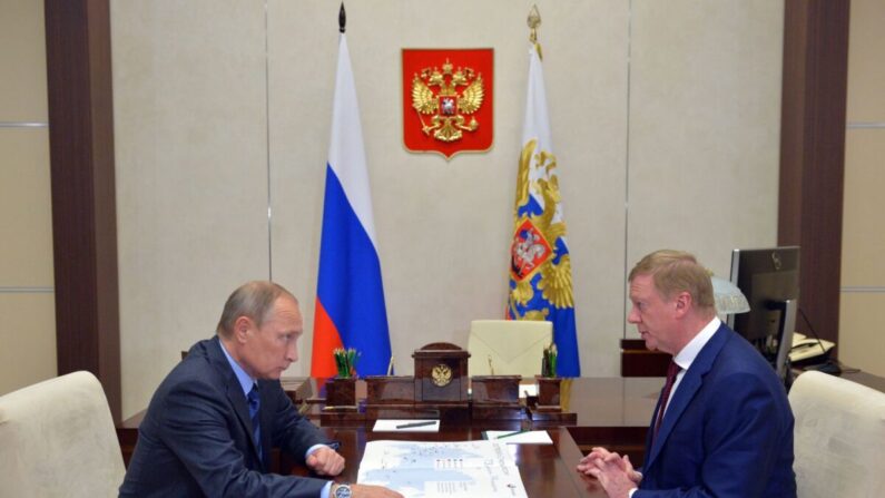 El presidente ruso Vladimir Putin (izq.) se reúne con Anatoly Chubais en la residencia de Novo-Ogaryovo en las afueras de Moscú el 7 de noviembre de 2016. (Alexei Druzhinin/AFP vía Getty Images)