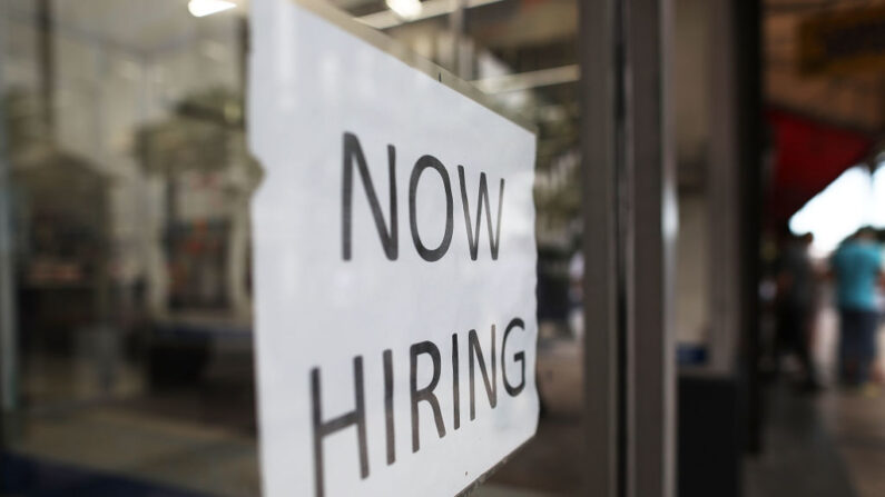 Un cartel de empleo. (Joe Raedle/Getty Images)