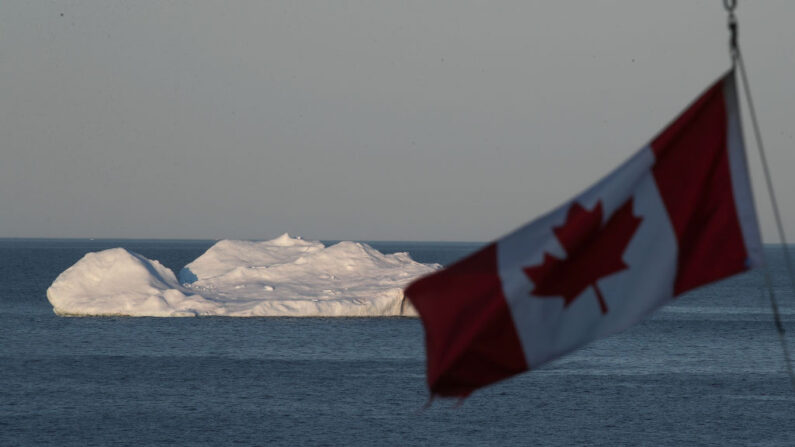 Un iceberg flota en Pouch Cove, el 25 de abril de 2017 en Pouch Cove, Terranova, Canadá. (Drew Angerer/Getty Images)