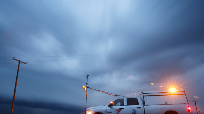 Miembros del equipo en el vehículo explorador de tornados observan una tormenta el 9 de mayo de 2017 en el condado de Lamb, Texas. Imagen de archivo. (Drew Angerer/Getty Images)