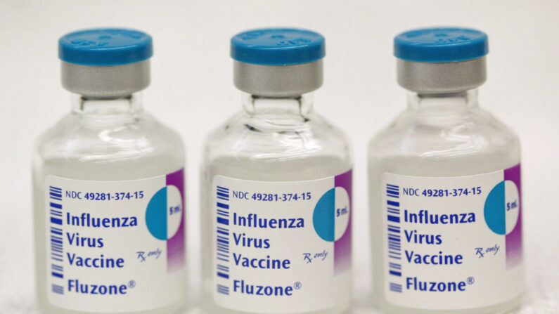 Tres viales de 10 dosis de la vacuna contra el virus de la gripe en la farmacia Ballin de Chicago, Illinois, el 8 de octubre de 2004. (Tim Boyle/Getty Images)