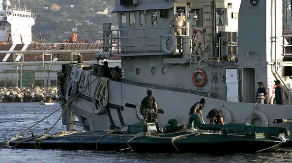 Miembros de la Marina mexicana en una fotografía de archivo inspeccionan un navío incautado a narcotraficantes en el puerto de Salina Cruz, estado de Oaxaca, el 18 de julio de 2008. (Juan Carlos REYES/AFP a través de Getty Images)