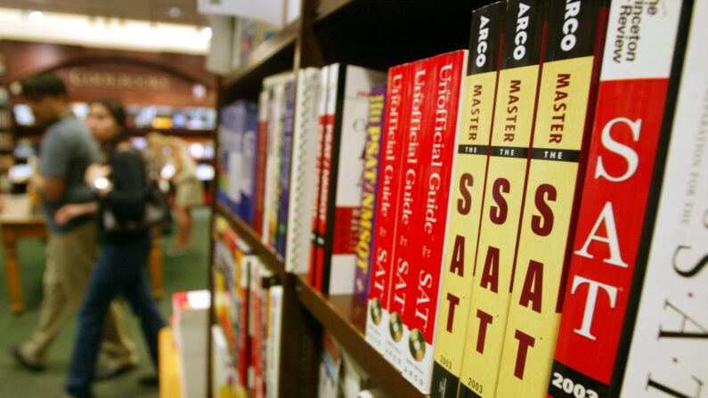 Libros de preparación para el examen SAT en un estante de una tienda Barnes and Noble en Nueva York el 27 de junio de 2002. (Mario Tama/Getty Images)