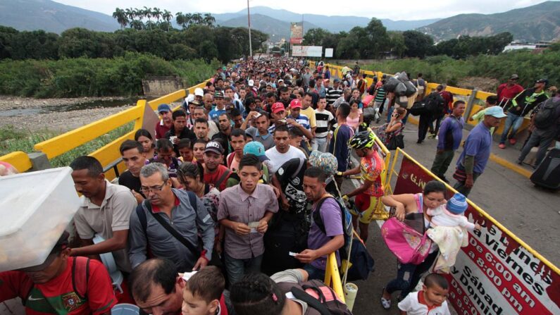 Venezolanos cruzan el puente internacional Simón Bolívar desde San Antonio del Táchira en Venezuela hasta la provincia de Norte de Santander en Colombia el 10 de febrero de 2018. (George Castellanos/AFP vía Getty Images)