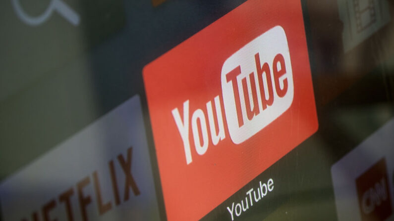 Los logotipos de las aplicaciones YouTube y Netflix se ven en una pantalla de televisión el 23 de marzo de 2018 en Estambul, Turquía. (Chris McGrath/Getty Images)