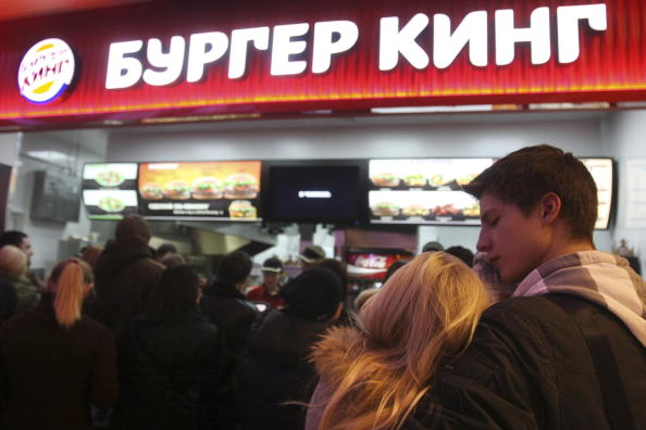 Una joven pareja rusa se abraza mientras espera en la fila el día de la inauguración del primer restaurante de comida rápida Burger King de Rusia, en Moscú, el 21 de enero de 2010. (ANDREY SMIRNOV/AFP a través de Getty Images) 