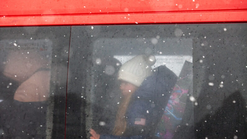 Una niña espera en un autobús mientras otro grupo se prepara para evacuar Kiev (Ucrania) tras el inicio de los ataques con misiles rusos el 16 de febrero de 2022. (Cortesía de James Judge, Project Dynamo)
