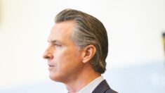 Newsom pretende frenar las inversiones de las pensiones estatales en Rusia