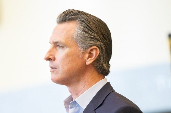 El gobernador de California, Gavin Newsom, habla en la Universidad Estatal de California de Long Beach, en Long Beach, California, el 3 de marzo de 2021. (John Fredricks/The Epoch Times)