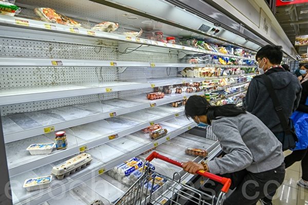 La gente se abastece de alimentos en un supermercado de la calle Un Chau en Cheung Sha Wan, Hong Kong, el 28 de febrero, ante la posibilidad de un cierre de la ciudad. (Song Bilong/ The Epoch Times)