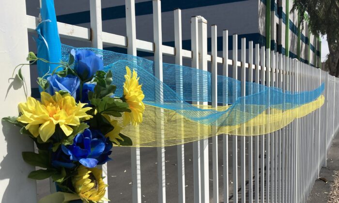 Una pancarta con los colores nacionales azul y amarillo de Ucrania fue colgada a lo largo de una valla metálica en Phoenix, Arizona, el 26 de marzo tras la invasión rusa de ese país a finales de febrero. (Allan Stein/The Epoch Times)