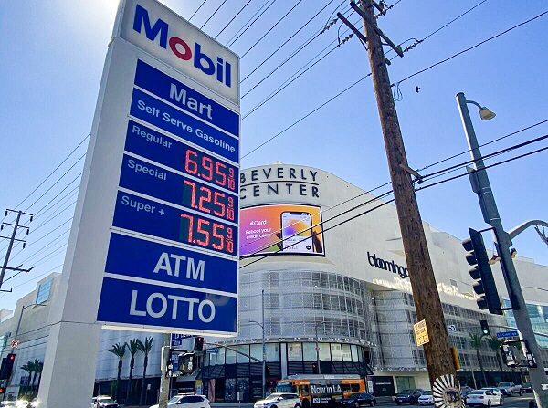 Una estación de Mobil en Los Ángeles muestra el aumento de los precios de la gasolina a niveles récord el 7 de marzo de 2022. (Jill McLaughlin/The Epoch Times)