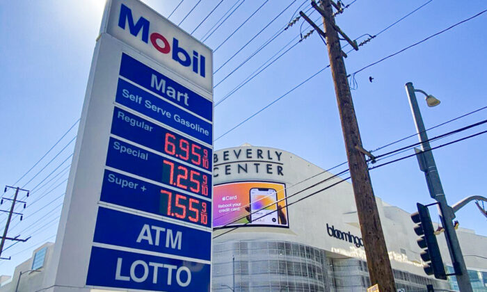 Una estación de Mobil en Los Ángeles muestra que los precios de la gasolina están subiendo a niveles récord, el 7 de marzo de 2022. (Jill McLaughlin/The Epoch Times)

