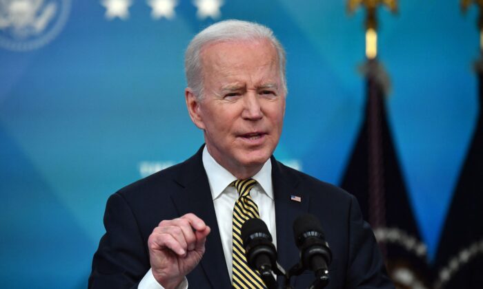 El presidente Joe Biden habla sobre Ucrania en el South Court Auditorium del Eisenhower Executive Office Building, junto a la Casa Blanca, el 16 de marzo de 2022. (Nicholas Kamm/AFP vía Getty Images)